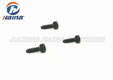 Main droite faite sur commande extérieure noire de vis à tête cylindrique à empreinte d'hexagone d'attaches